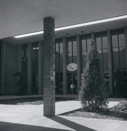 Kingston Hall courtyard, Harvey Mudd College