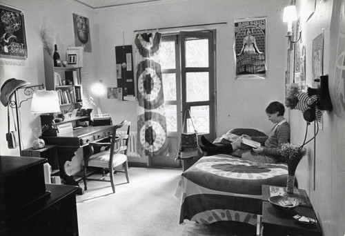 Toll Hall dorm room, Scripps College