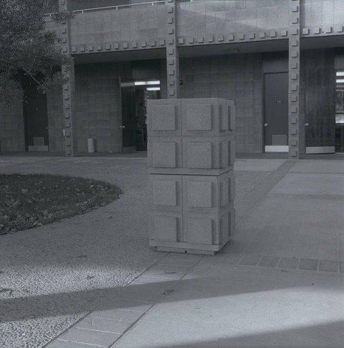 Thomas-Garrett Hall courtyard, Harvey Mudd College