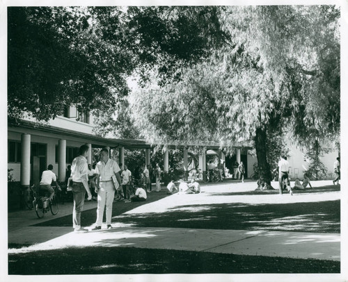 Students socializing, Claremont McKenna College