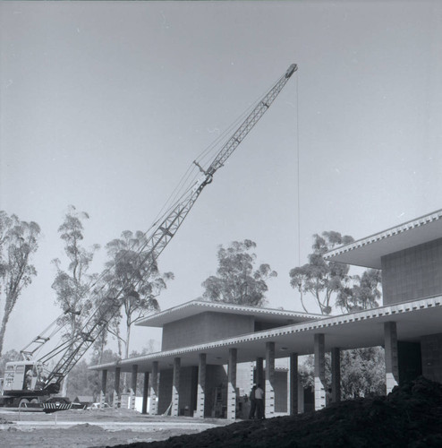 Thomas-Garrett Hall with crane, Harvey Mudd College