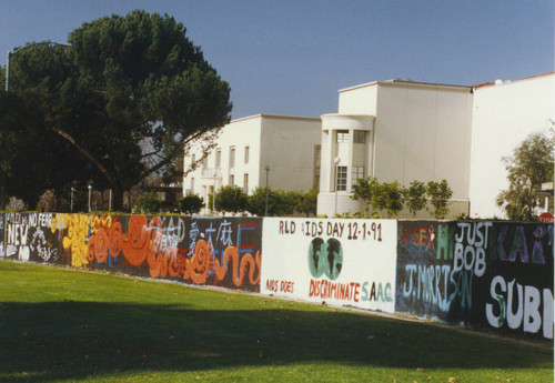 South side of Honnold/Mudd library and signs