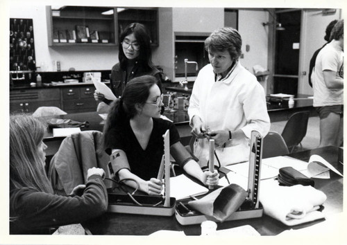 Students in a lab, Pitzer College