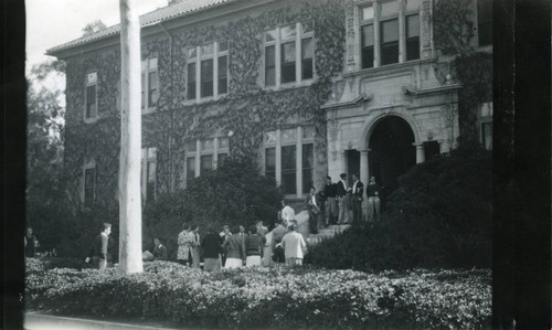 Students in front of Holmes Hall, Pomona College