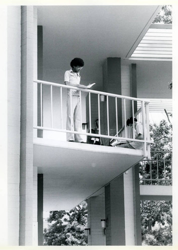 Students reading, Pitzer College