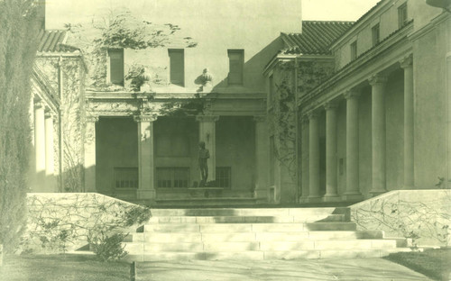 Lebus Courtyard and statue, Pomona College