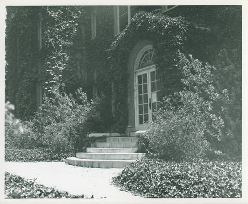 Sumner Hall entrance, Pomona College