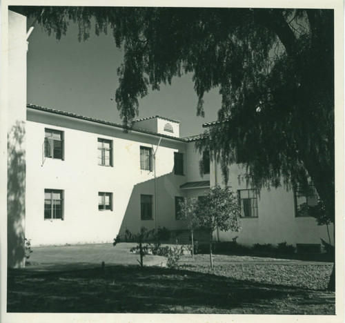 Mudd/Blaisdell Hall patio, Pomona College