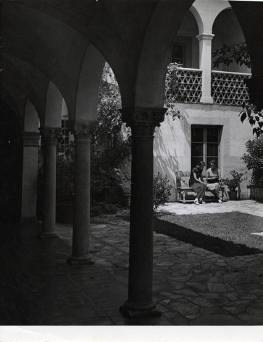 Star Court and Toll Hall, Scripps College