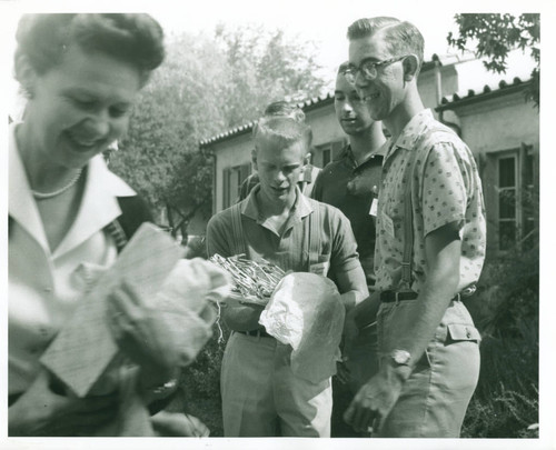 Students moving in, Harvey Mudd College