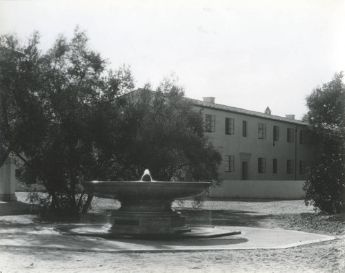 Bosbyshell Fountain and Frary Dining Hall, Pomona College