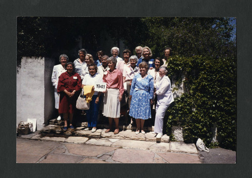 Scripps class of 1941 standing together under a tree for a class photo, Scripps College