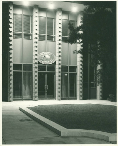 Kingston Hall entrance at night, Harvey Mudd College