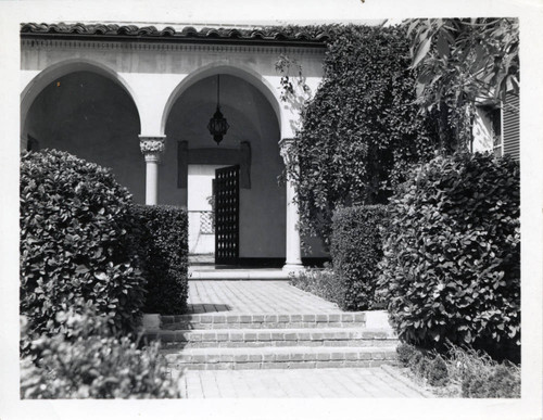 Entrance to Manana Court, Scripps College