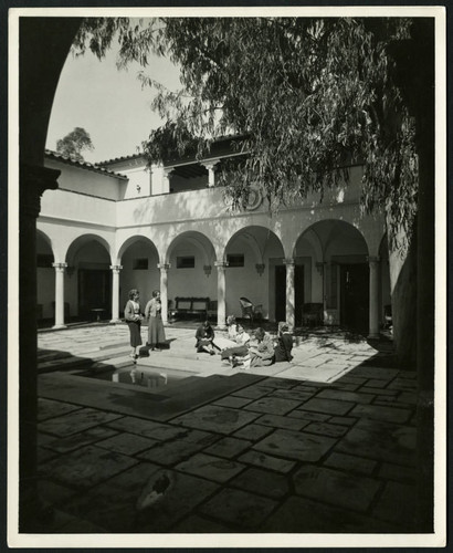 Students in Eucalyptus Court, Scripps College