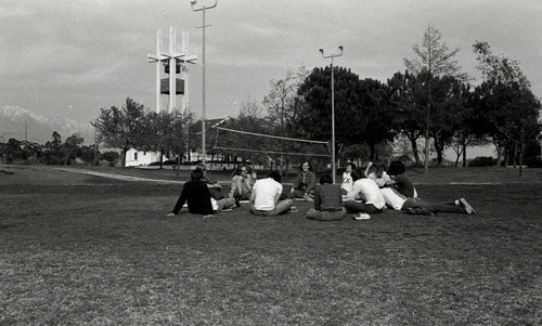 Students on Pellissier Mall, Pitzer College