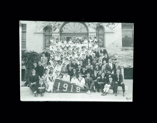 Pomona College class of 1918 on steps of Pearsons Hall