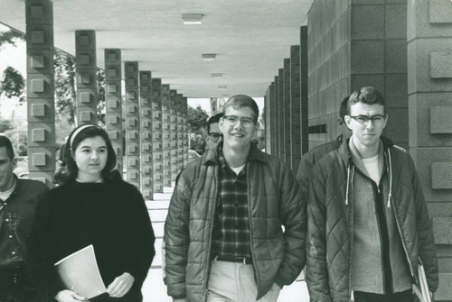 Students in front of Thomas-Garrett Hall, Harvey Mudd College