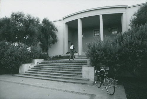 Honnold Library entrance, Claremont University Consortium