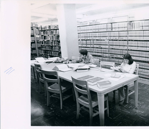 Students at Honnold Library, Claremont University Consortium