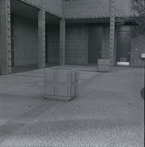 Thomas-Garrett Hall courtyard, Harvey Mudd College