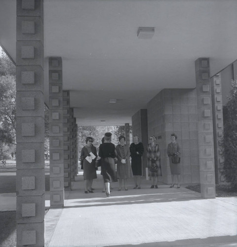 Kingston Hall covered walkway, Harvey Mudd College