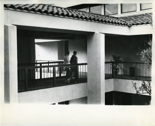 Bette Cree Edwards Humanities Building walkways, Scripps College