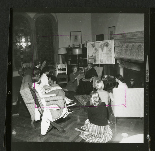 Miss Ivinne lectures to Scripps students in Denison Library, Scripps College