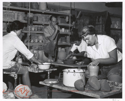 Professor Paul Soldner with ceramics students, Scripps College