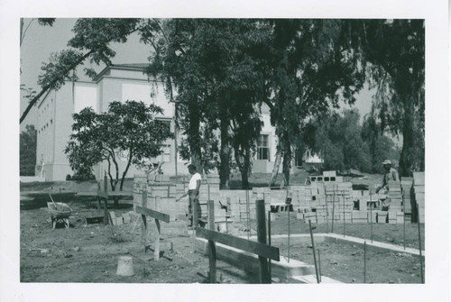 Construction of Honnold Library grounds