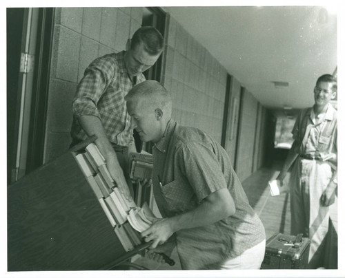 Students moving in, Harvey Mudd College