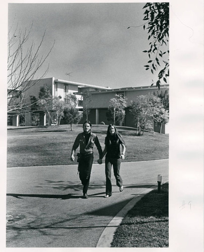 Students walking hand in hand, Pitzer College