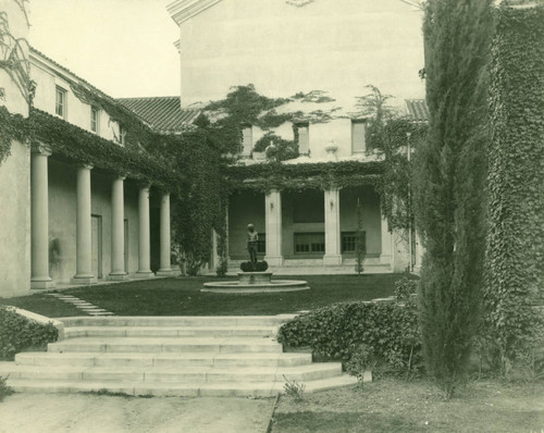 Lebus Courtyard and statue, Pomona College