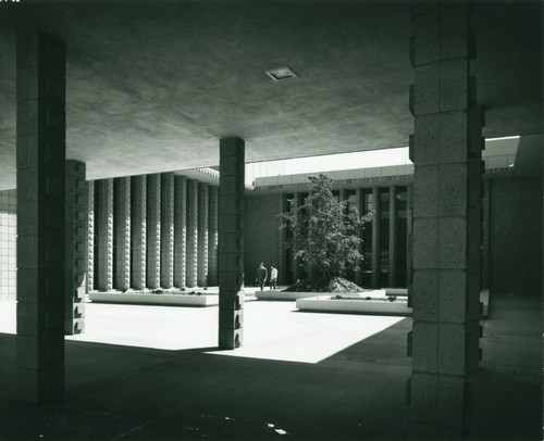 Jacobs Science Center and Keck Laboratories courtyard, Harvey Mudd College