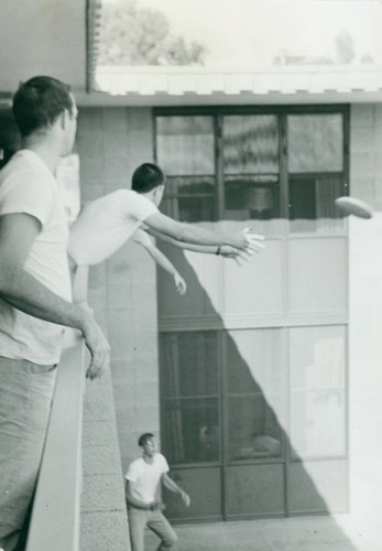 Students with frisbee, Harvey Mudd College