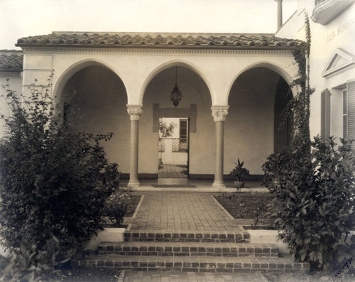 Manana Court and loggia, Scripps College