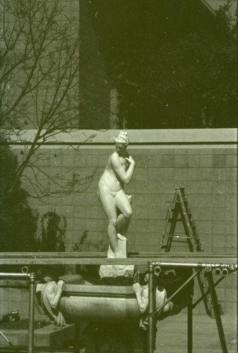 Venus statue installation, Harvey Mudd College