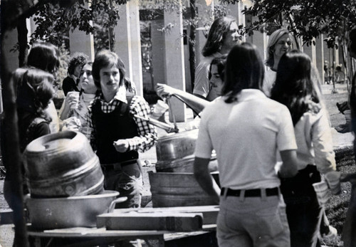 Students on Pellissier Mall, Pitzer College