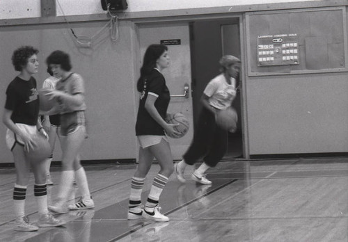 Basketball practice, Scripps College