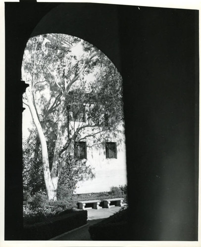 Eversole Memorial Court, Pomona College