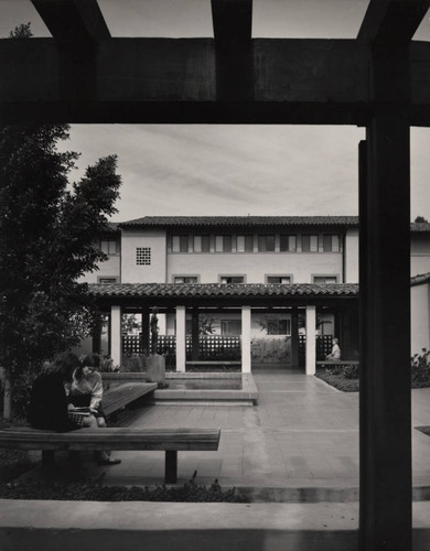 Students outside, Scripps College