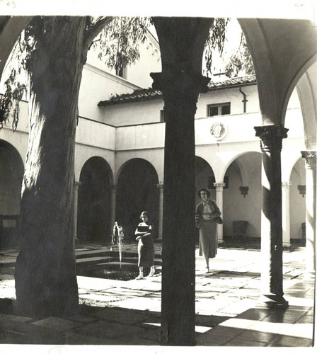 Students walking in Eucalyptus Court, Scripps College