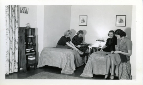 Women in a Pomona College dormitory room, Pomona College