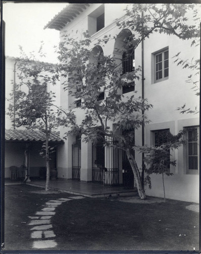 Sycamore Court, Scripps College