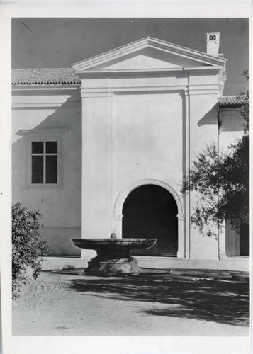 Frary Dining Hall and Bosbyshell Fountain, Pomona College