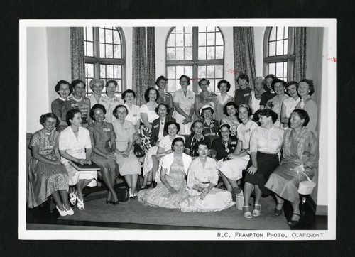 Scripps alumnae gather in Toll Hall, Scripps College