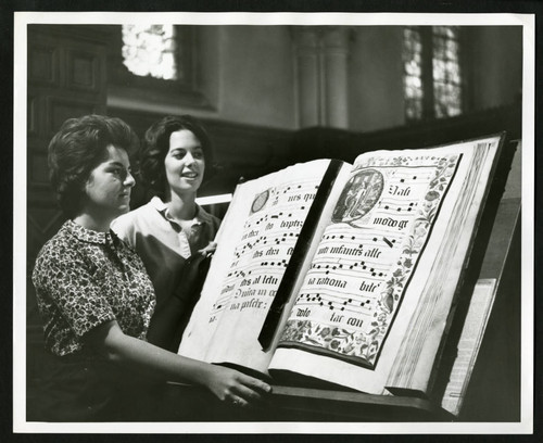 Scripps College students reading