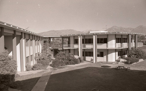 Scott and Bernard Halls, Pitzer College