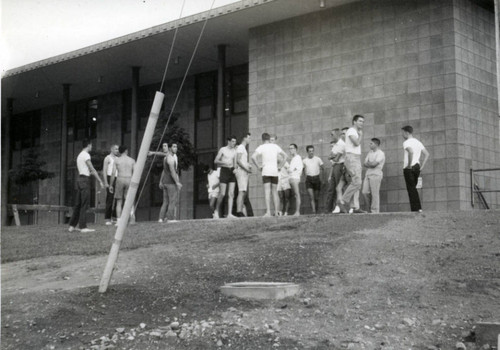 Student gathering, Harvey Mudd College