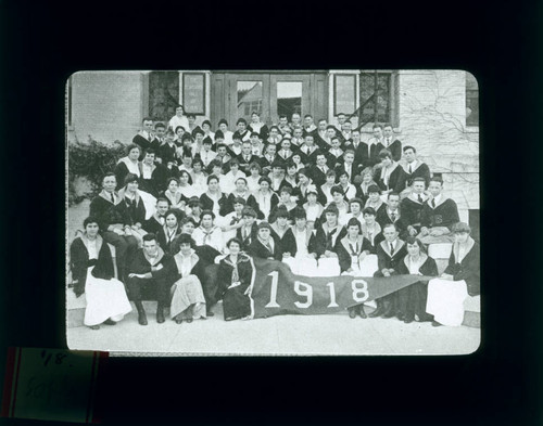 Pomona College class of 1918 on steps of Pearsons Hall